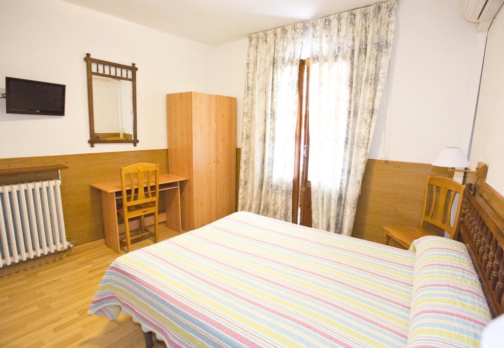 Hostal Lizana Huesca Exteriör bild